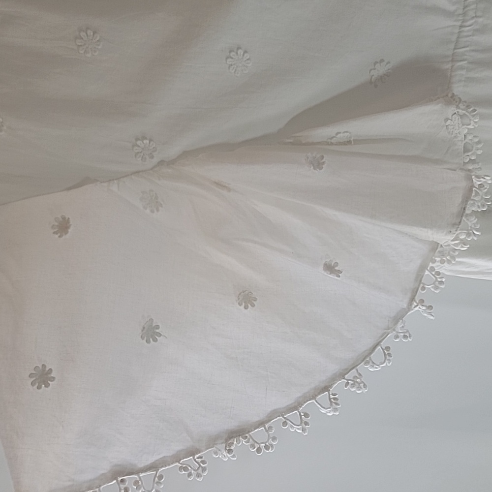 FARM RIO | 3D White Flower Dress - Picture 3 of 9